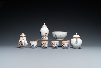 Een zeldzaam Chinees blauw-wit en ijzerrood 32-delig miniatuur theeservies, Qianlong