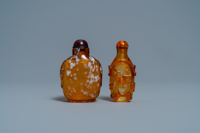 Twee Chinese amber-simulerende glazen snuifflessen, 18/19e eeuw