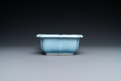 Une jardini&egrave;re en porcelaine de Chine bleu de lavande monochrome sur socle en bois sculpt&eacute;, marque de Yongzheng, R&eacute;publique