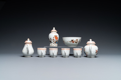 Een zeldzaam Chinees blauw-wit en ijzerrood 32-delig miniatuur theeservies, Qianlong