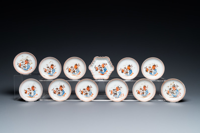 Een zeldzaam Chinees blauw-wit en ijzerrood 32-delig miniatuur theeservies, Qianlong