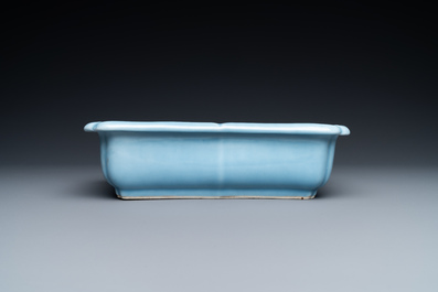Une jardini&egrave;re en porcelaine de Chine bleu de lavande monochrome sur socle en bois sculpt&eacute;, marque de Yongzheng, R&eacute;publique