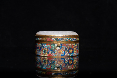 Een Chinees cloisonn&eacute; doosje met deksel in witte jade, 19e eeuw