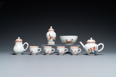 Een zeldzaam Chinees blauw-wit en ijzerrood 32-delig miniatuur theeservies, Qianlong