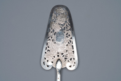 A Chinese reticulated silver cake-server, 19/20th C.