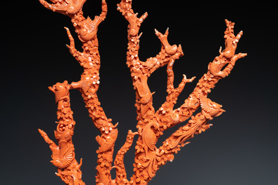 Un grand groupe figurant des oiseaux sur branches fleuries en corail rouge sculpt&eacute;, Chine, 19/20&egrave;me