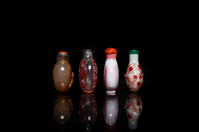 Vier Chinese snuifflessen in meerlagig glas en agaat, 19/20e eeuw