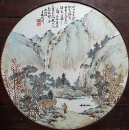 Een ronde Chinese qianjiang cai plaquette met een landschap, gesign. Wang Shao Wei, 19e eeuw