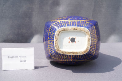 Un vase de forme 'fanghu' en porcelaine de Chine bleu monochrome &agrave; d&eacute;cor dor&eacute; de dragons et de ph&eacute;nix, marque et &eacute;poque de Guangxu