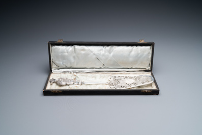 Een Chinese opengewerkte zilveren taartschep, 19/20e eeuw