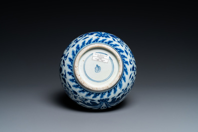 Un vase de forme bouteille en porcelaine de Chine en bleu et blanc de style Transition, Kangxi