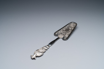 Een Chinese opengewerkte zilveren taartschep, 19/20e eeuw