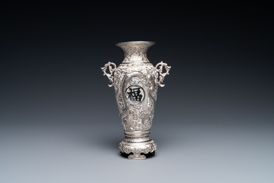 Een Chinese zilveren vaas met 'Fu' karakter, 19/20e eeuw