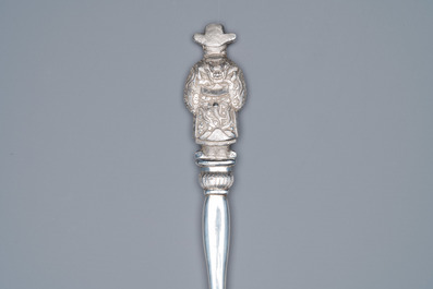 A Chinese reticulated silver cake-server, 19/20th C.