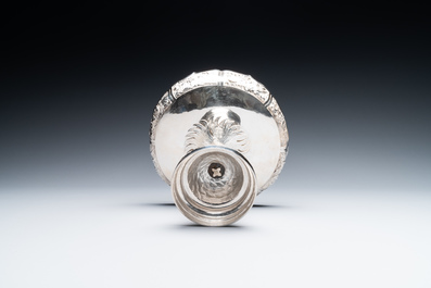 Een Chinese zilveren tazza met een karperdraak, 19/20e eeuw