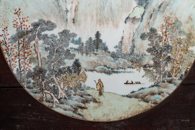 Une plaque &agrave; d&eacute;cor d'un paysage en porcelaine de Chine qianjiang cai, sign&eacute; Wang Shao Wei, 19&egrave;me