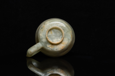 Een Chinese wijnkop in gevlekte celadon jade, Qing