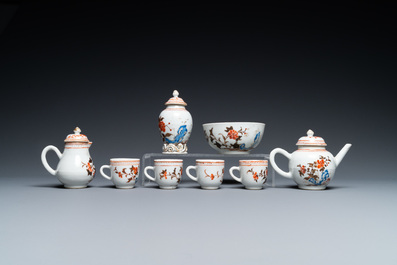 Een zeldzaam Chinees blauw-wit en ijzerrood 32-delig miniatuur theeservies, Qianlong