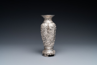 Un vase en argent figurant le caract&egrave;re 'Fu', Chine, 19/20&egrave;me