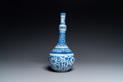 Een Chinese blauw-witte flesvormige vaas in Transitie-stijl, Kangxi