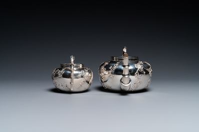 A Chinese silver teapot and a sugar bowl, 19/20th C.