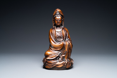 Een Chinese met zilver ingelegde bronzen figuur van Guanyin, Shi Sou merk, 18/19e eeuw