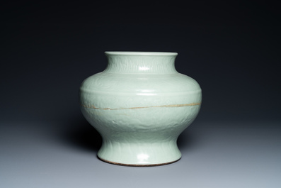 Un vase en porcelaine de Chine c&eacute;ladon monochrome &agrave; d&eacute;cor floral, marque de Chenghua, Kangxi