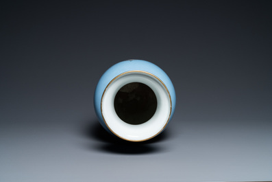 Un vase en porcelaine de Chine famille rose &agrave; fond bleu de lavande, marque de Qianlong, R&eacute;publique