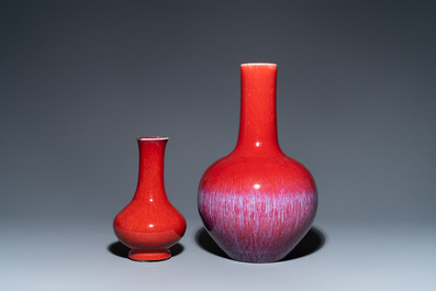 Twee Chinese flesvormige vazen met flamb&eacute; glazuur, 19/20e eeuw