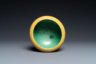 Un bol &agrave; offrandes en porcelaine de Chine jaune monochrome &agrave; int&eacute;rieur en vert, Kangxi