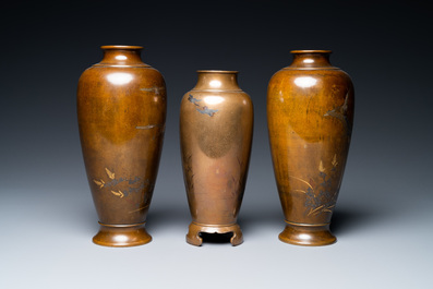 Trois vases en bronze incrust&eacute; d'argent et de cuivre, Japon, Meiji, 19&egrave;me