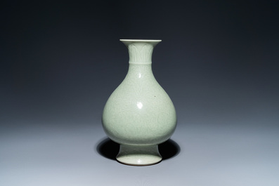 Un vase de forme 'yuhuchunping' en porcelaine de Chine c&eacute;ladon monochrome &agrave; d&eacute;cor floral, marque de Kangxi, 19&egrave;me
