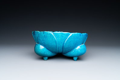 A Chinese monochrome turquoise-glazed flower-shaped tripod bowl on carved wooden stand, 19/20th C.