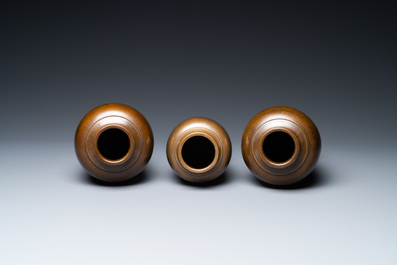 Trois vases en bronze incrust&eacute; d'argent et de cuivre, Japon, Meiji, 19&egrave;me