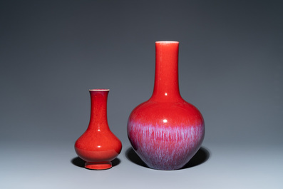 Deux vases de forme bouteille en porcelaine de Chine &agrave; &eacute;mail flamb&eacute;, 19&egrave;me