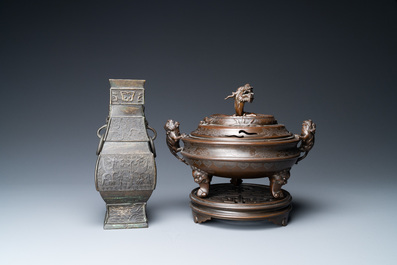 Een Chinese met zilver ingelegde bronzen wierookbrander en een vaas, 19e eeuw