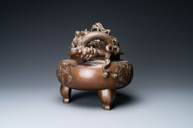 Een grote Chinese driepotige bronzen wierookbrander met draken als handgrepen, Xuande merk, 18/19e eeuw