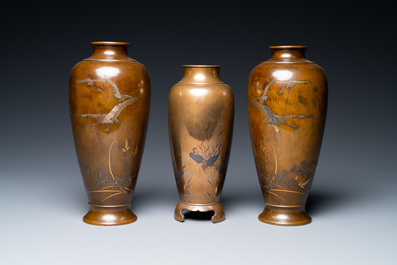 Trois vases en bronze incrust&eacute; d'argent et de cuivre, Japon, Meiji, 19&egrave;me