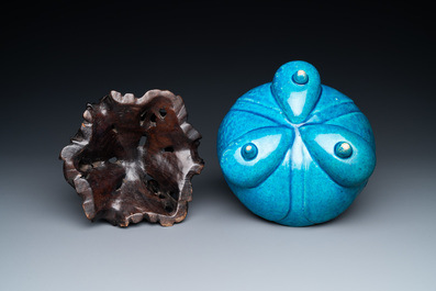 A Chinese monochrome turquoise-glazed flower-shaped tripod bowl on carved wooden stand, 19/20th C.