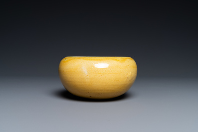 Un bol &agrave; offrandes en porcelaine de Chine jaune monochrome &agrave; int&eacute;rieur en vert, Kangxi