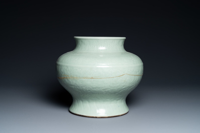Een Chinese monochrome celadon vaas met onderglazuur floraal decor, Chenghua merk, Kangxi