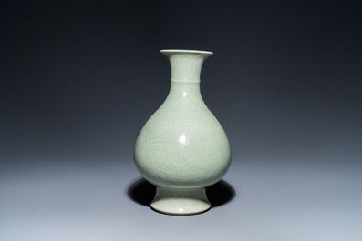 Een Chinese monochrome celadon 'yuhuchunping' vaas met floraal decor, Kangxi merk, 19e eeuw