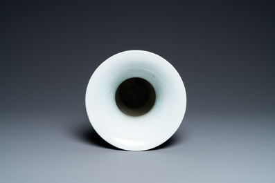 Un vase de forme 'yenyen' en porcelaine de Chine en bleu monochrome, Yongzheng/Qianlong