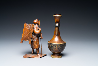 Een Japanse bronzen okimono en een vaasje, Meiji, 19e eeuw