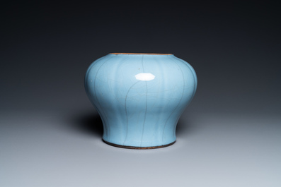 Un vase en porcelaine de Chine bleu de lavande monochrome, Qianlong