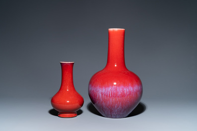Twee Chinese flesvormige vazen met flamb&eacute; glazuur, 19/20e eeuw