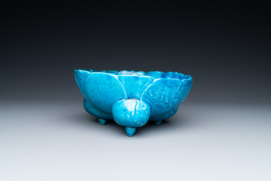 A Chinese monochrome turquoise-glazed flower-shaped tripod bowl on carved wooden stand, 19/20th C.