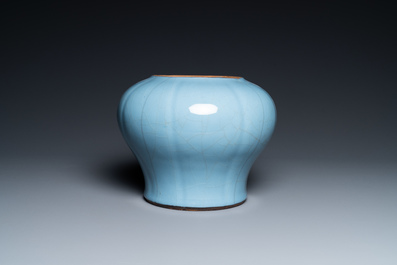 Un vase en porcelaine de Chine bleu de lavande monochrome, Qianlong