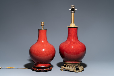 Deux vases de forme bouteille en porcelaine de Chine sang de boeuf monochrome transform&eacute;s en lampe, 19&egrave;me