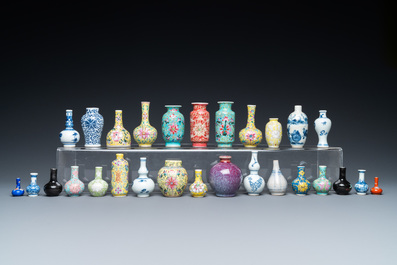 Achtentwintig Chinese blauw-witte en famille rose miniatuur vaasjes, Kangxi en later